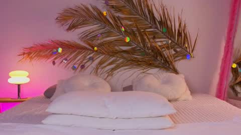 Holly online show from 03-12-25, 07:24