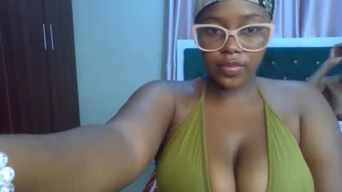 Snapshot of _honey_bloom chatting on 02-16-26, 02:40 _honey_bloom online show from 02-16-26, 02:40