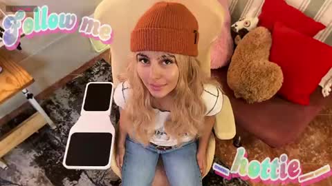 Snapshot of _hottie__ chatting on 05-30-26, 11:13 _hottie__ online show from 05-30-26, 11:13