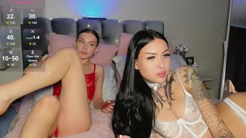 Snapshot of _jesslei_ chatting on 06-03-26, 04:23 Jess blond and Leila brunette online show from 06-03-26, 04:23