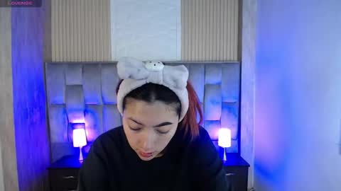 Mia online show from 11-03-25, 02:07