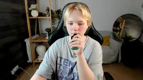 Li online show from 10-08-25, 01:42