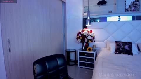 Snapshot of _kinkyalexa_ chatting on 10-04-25, 10:52 A L E X A online show from 10-04-25, 10:52