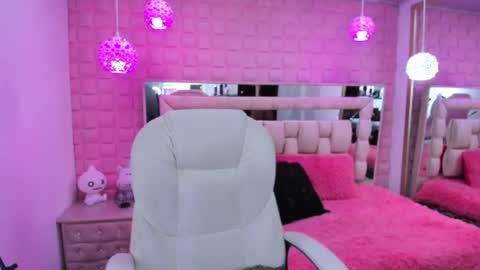 Snapshot of _laaura_ chatting on 07-01-26, 01:13 Laura online show from 07-01-26, 01:13