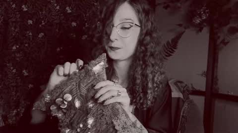 Snapshot of _lady_luna_ chatting on 12-16-24, 02:04 Lady Luna online show from 12-16-24, 02:04