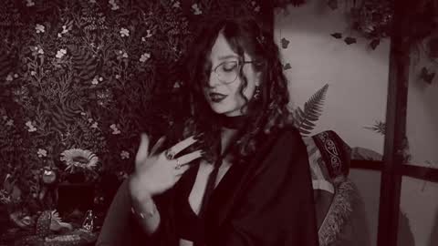 Snapshot of _lady_luna_ chatting on 12-27-24, 06:24 Lady Luna online show from 12-27-24, 06:24