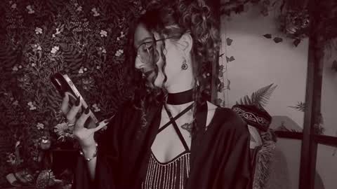 Snapshot of _lady_luna_ chatting on 12-28-24, 12:04 Lady Luna online show from 12-28-24, 12:04