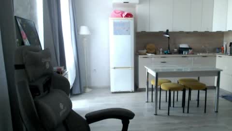 Snapshot of _lalune_ chatting on 04-21-26, 10:10 _lalune_ online show from 04-21-26, 10:10