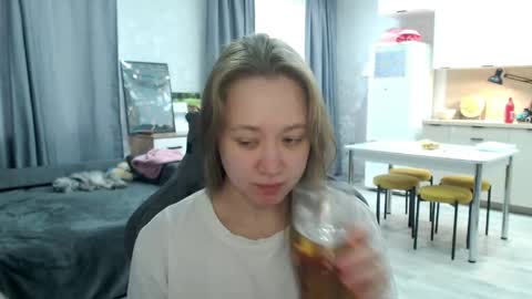 Snapshot of _lalune_ chatting on 05-04-26, 11:17 _lalune_ online show from 05-04-26, 11:17