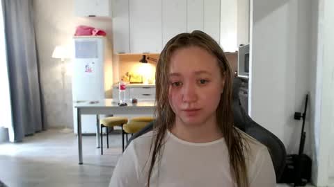 Snapshot of _lalune_ chatting on 06-17-26, 10:17 _lalune_ online show from 06-17-26, 10:17