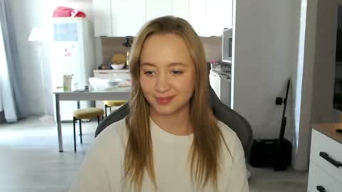 Snapshot of _lalune_ chatting on 06-18-26, 06:57 _lalune_ online show from 06-18-26, 06:57