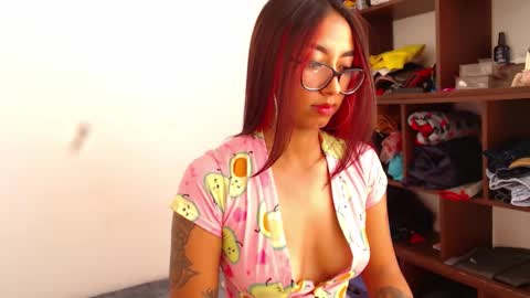 Snapshot of _loreana_ chatting on 11-19-25, 04:29 _loreana_ online show from 11-19-25, 04:29