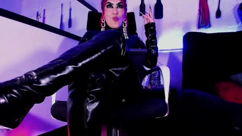 Snapshot of _luna_parisi chatting on 12-20-24, 05:04 MISS LUNA online show from 12-20-24, 05:04