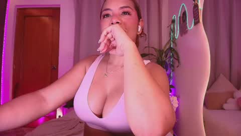 Snapshot of _megan_akbar chatting on 05-26-26, 10:22 Marce online show from 05-26-26, 10:22