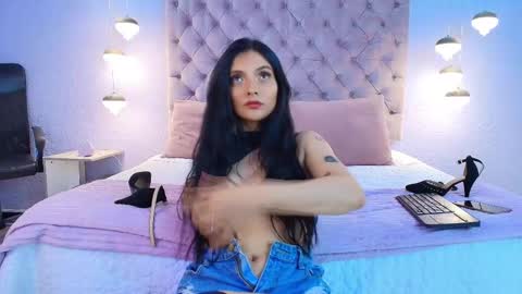 Mia online show from 10-10-25, 11:53