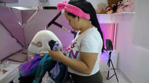  Mia  online show from 10-20-25, 12:38