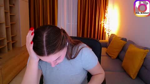 Snapshot of _miss_mia chatting on 04-21-26, 07:03 Mia online show from 04-21-26, 07:03