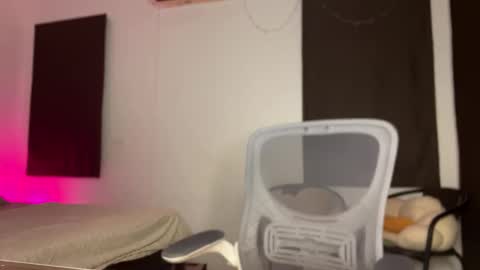 Snapshot of _morpho_ chatting on 01-10-25, 01:41 Francine Aisi Morpho - a genus of blue butterflies. online show from 01-10-25, 01:41