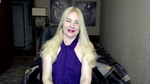 Snapshot of _night_fantasy_ chatting on 02-14-25, 08:37 Donella online show from 02-14-25, 08:37