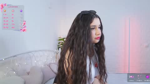 Snapshot of _noell_ chatting on 12-17-24, 02:33 Vivian online show from 12-17-24, 02:33