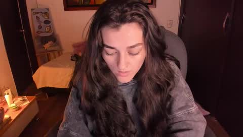 Snapshot of _peach__ chatting on 10-09-25, 04:32 violeta ig online show from 10-09-25, 04:32