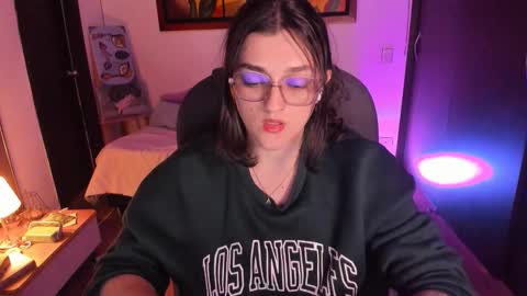 Snapshot of _peach__ chatting on 10-13-25, 04:56 violeta ig online show from 10-13-25, 04:56