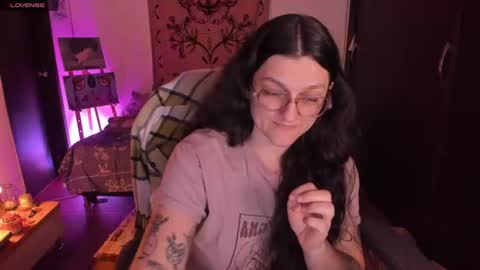 Snapshot of _peach__ chatting on 06-14-26, 04:36 violeta ig online show from 06-14-26, 04:36