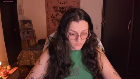 Snapshot of _peach__ chatting on 06-21-26, 03:31 violeta ig online show from 06-21-26, 03:31