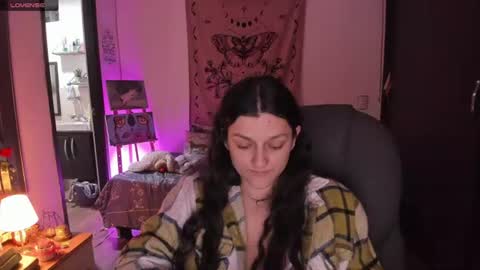 Snapshot of _peach__ chatting on 06-23-26, 02:53 violeta ig online show from 06-23-26, 02:53