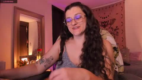 Snapshot of _peach__ chatting on 06-25-26, 05:12 violeta ig online show from 06-25-26, 05:12