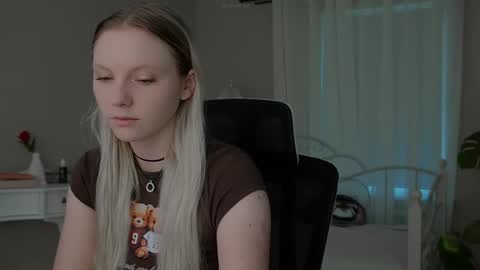 Snapshot of _penisflytrap_ chatting on 10-31-25, 09:21 Viktoria online show from 10-31-25, 09:21