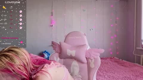 Snapshot of _pretty_ladies_ chatting on 05-07-26, 12:10 Ellie and Nika online show from 05-07-26, 12:10