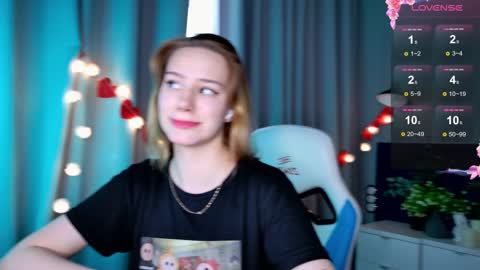 Snapshot of _ramona__ chatting on 02-17-25, 09:35 im Amy online show from 02-17-25, 09:35