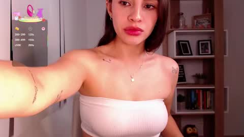 Snapshot of _smallpeach chatting on 02-27-25, 01:59 Lauren online show from 02-27-25, 01:59