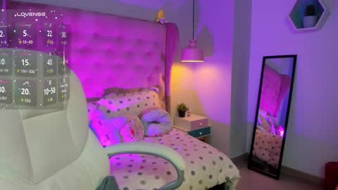 Sophie  online show from 11-26-25, 10:55