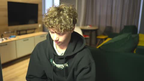 OLIVERpvt is open online show from 02-03-25, 12:03