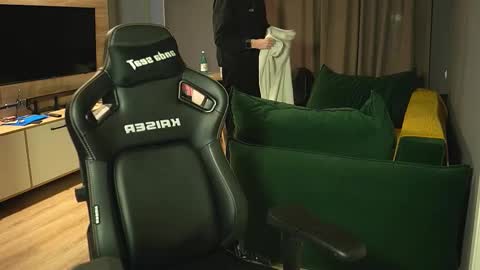 OLIVERpvt is open online show from 12-16-25, 11:59