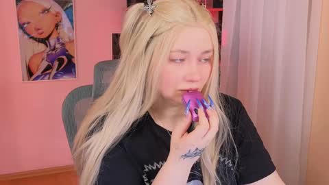 Snapshot of _that_witch_ chatting on 04-08-26, 05:40 MIRA online show from 04-08-26, 05:40