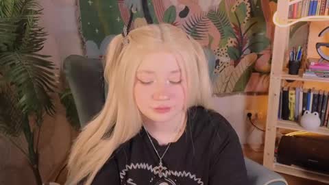 Snapshot of _that_witch_ chatting on 04-09-26, 06:30 MIRA online show from 04-09-26, 06:30