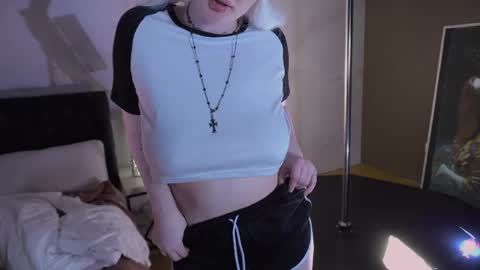 Snapshot of _that_witch_ chatting on 04-11-26, 07:45 MIRA online show from 04-11-26, 07:45