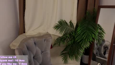 Snapshot of _violet_mills_ chatting on 01-31-25, 02:26 Violet online show from 01-31-25, 02:26