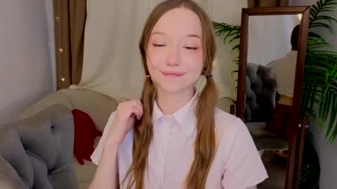 Snapshot of _violet_mills_ chatting on 03-08-25, 11:18 Violet online show from 03-08-25, 11:18