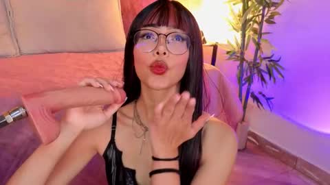 Snapshot of _viollettenoir_ chatting on 02-17-26, 08:37 online show from 02-17-26, 08:37