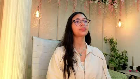 Snapshot of _viollettenoir_ chatting on 04-19-26, 11:09 online show from 04-19-26, 11:09