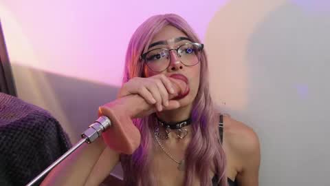 Snapshot of _viollettenoir_ chatting on 04-21-26, 01:42 online show from 04-21-26, 01:42
