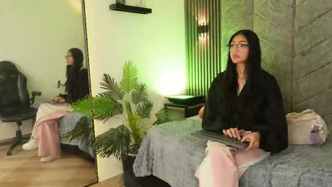 Snapshot of _viollettenoir_ chatting on 04-27-26, 08:07 online show from 04-27-26, 08:07