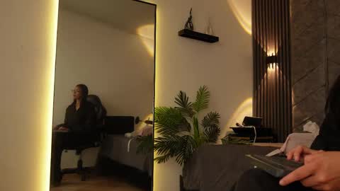 Snapshot of _viollettenoir_ chatting on 04-29-26, 07:42 online show from 04-29-26, 07:42