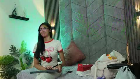 Snapshot of _viollettenoir_ chatting on 05-14-26, 08:15 online show from 05-14-26, 08:15