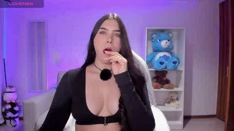 Snapshot of _wtdreamgirl chatting on 06-04-26, 05:35 Luisa online show from 06-04-26, 05:35