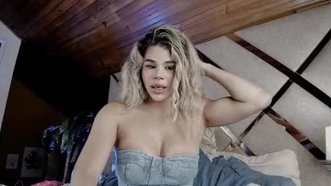 Snapshot of _xcherrycrushx_ chatting on 02-27-25, 03:58 Nadien online show from 02-27-25, 03:58